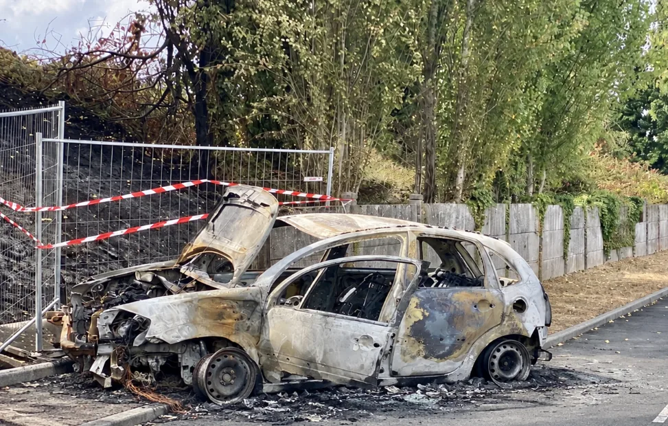 Voiture entièrement incendiée après avoir percuté la clôture en béton, secteur du boulevard de Strasbourg à Cholet